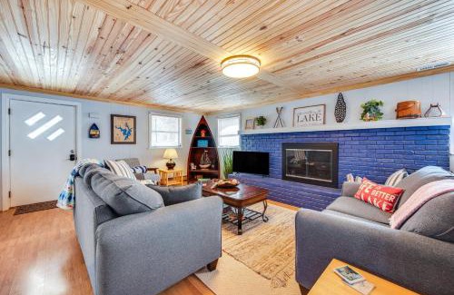 New London Casa | Lakefront New London Home Dock, Fire Pit and Views!