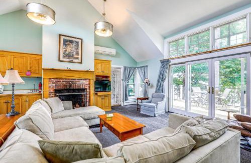 New London Casa | Lakefront New London Retreat with Dock and Hot Tub!