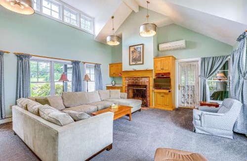 New London Casa | Lakefront New London Retreat with Dock and Hot Tub!