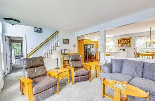 New London Casa | Lakefront New London Retreat w/ Dock & Hot Tub!