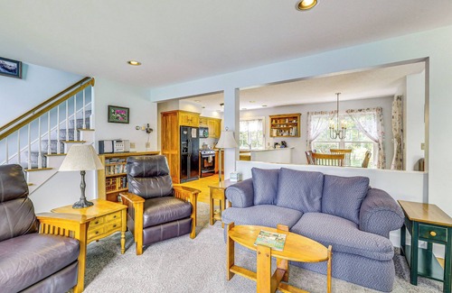 New London Casa | Lakefront New London Retreat w/ Dock & Hot Tub!