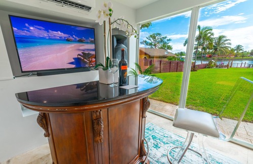 Lake Worth Casa | Remodelado, 3300sf, casa privada con vista al lago, 5 camas, 4 camas, capacidad para 12 personas, piscina climatizada