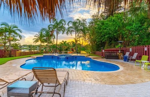 Lake Worth Casa | Remodelado, 3300sf, casa privada con vista al lago, 5 camas, 4 camas, capacidad para 12 personas, piscina climatizada