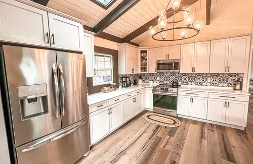 Cadiz Casa | Lakefront Oasis 7 BR/Dock/Hot Tub/Fire Pit/Game Rm