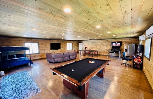 Cadiz Casa | Lakefront Oasis 7 BR/Dock/Hot Tub/Fire Pit/Game Rm