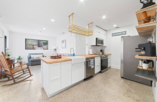 West Park Casa | Lakefront Oasis: Pool, Kayak & Beach Volleyball