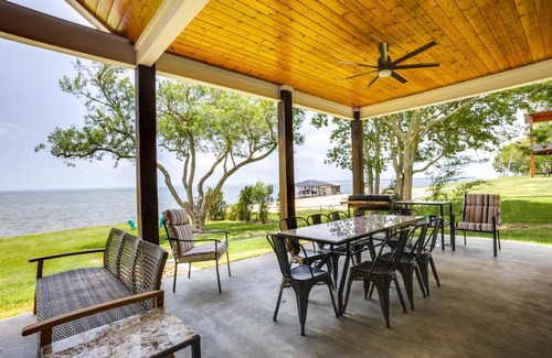 Onalaska Casa | Lakefront Onalaska Home with Screened-In Porch!