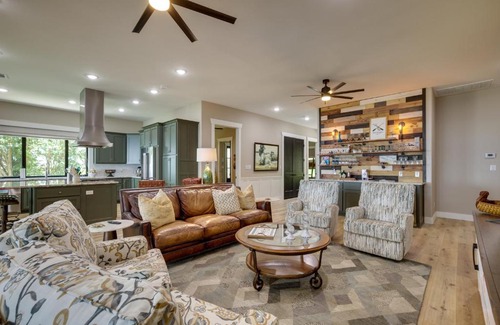 Onalaska Casa | Lakefront Onalaska Home with Screened-In Porch!
