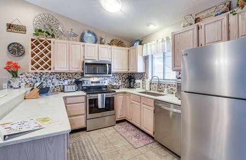 Osage Beach Condominio | Lakefront Osage Beach Abode w/ Grill & Pool Access