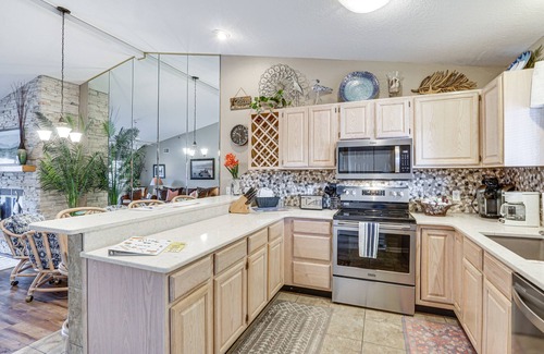 Osage Beach Condominio | Lakefront Osage Beach Abode w/ Grill & Pool Access