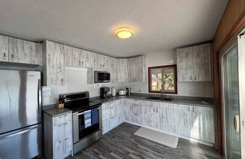 Okanagan-Similkameen Cabaña | Lakefront Otter Lake Cottage