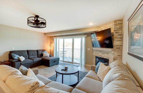 Camdenton Apartamento | Lakefront Ozark Condo with Spacious Balcony!