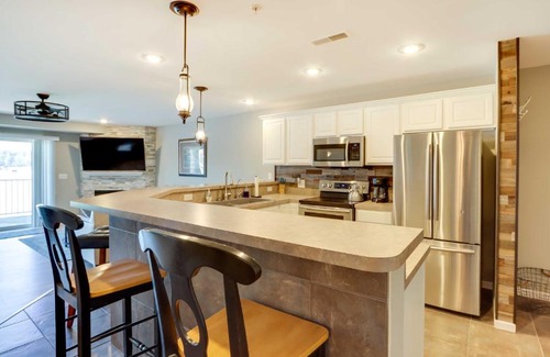 Camdenton Apartamento | Lakefront Ozark Condo with Spacious Balcony!
