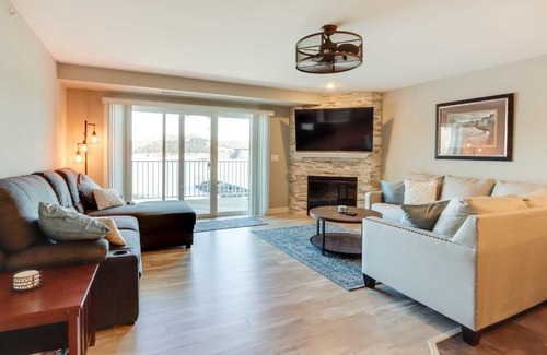 Camdenton Apartamento | Lakefront Ozark Condo with Spacious Balcony!