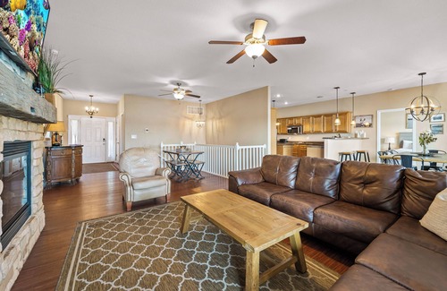 Lake of the Ozarks Casa | Lakefront Ozarks Home: Tiki Bar, Pool, Deck, Views