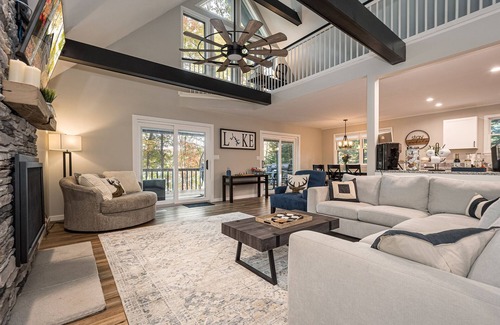 McHenry Chalet De Esquí | ✔ Lakefront paradise & lake toys included! Hot Tub~Dock~Game room & Fire-pit!