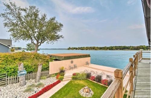 Algonac Casa | Lakefront Paradise with 7 beds - Fishing - Swimming