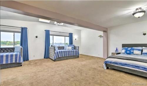 Algonac Casa | Lakefront Paradise with 7 beds - Fishing - Swimming