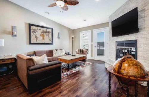 Lake Delton Casa | LAKEFRONT PENTHOUSE FULLY UPGRADED PANORAMIC VIEWS BOAT SLIP INDOOR OUTDOOR POOL