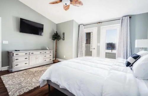 Lake Delton Casa | LAKEFRONT PENTHOUSE FULLY UPGRADED PANORAMIC VIEWS BOAT SLIP INDOOR OUTDOOR POOL
