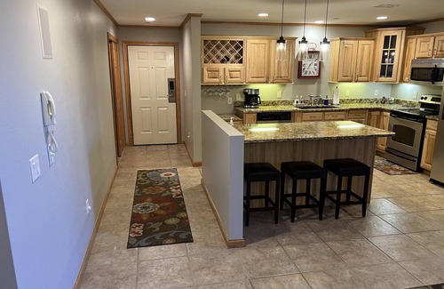 Lake Shore Estates Condominio | Lakefront Penthouse Retreat: Stunning Views, Bar, Golf & Fun on Castle Rock Lake