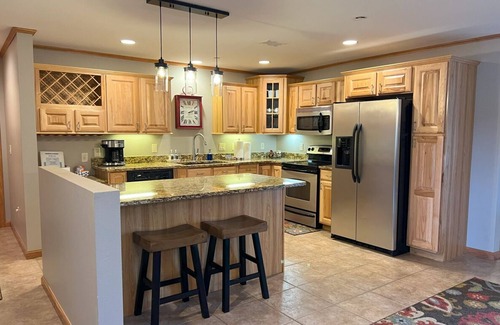 Lake Shore Estates Condominio | Lakefront Penthouse Retreat: Stunning Views, Bar, Golf & Fun on Castle Rock Lake