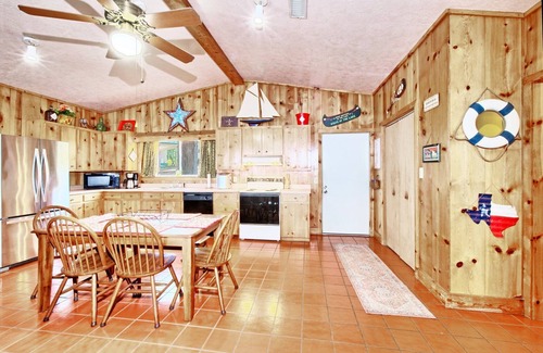 South Toledo Bend Cabina | Lakefront, pet friendly, cabin with spectacular views on South Toledo Bend.