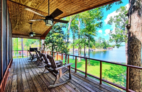 South Toledo Bend Cabina | Lakefront, pet friendly, cabin with spectacular views on South Toledo Bend.