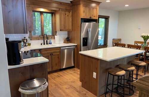 Rowland Casa | Lakefront Pocono Retreat w/ Hot Tub & Game Loft in Masthope