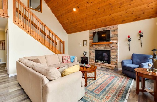 Pocono Lake Casa | Lakefront Poconos Family Home with Pool Access