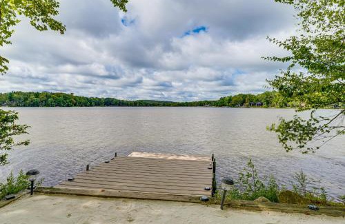 Pocono Lake Casa | Lakefront Poconos Family Home with Pool Access