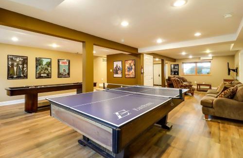 Pocono Lake Casa | Lakefront Poconos Family Home with Pool Access
