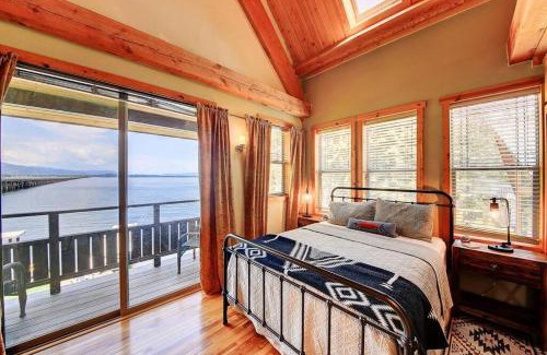 Sandpoint Casa | Lakefront property w/boat lift