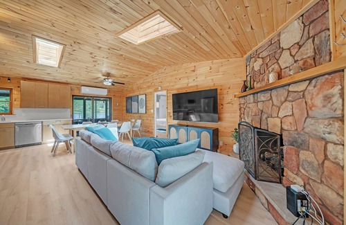 White Haven Casa | Lakefront | Putting Green, Bocce ball, Game Room!