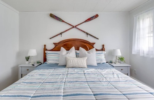 Limerick Casa | Lakefront relaxation with amazing sunsets, fishing and fun