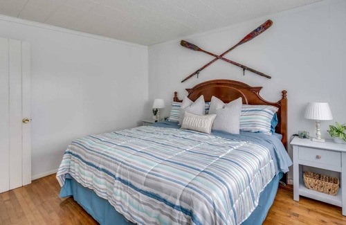 Limerick Casa | Lakefront relaxation with amazing sunsets, fishing and fun
