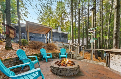 South Boardman Casa | Lakefront retreat 30 min to Traverse City. Hot tub, fire pit, kayaks, game room.