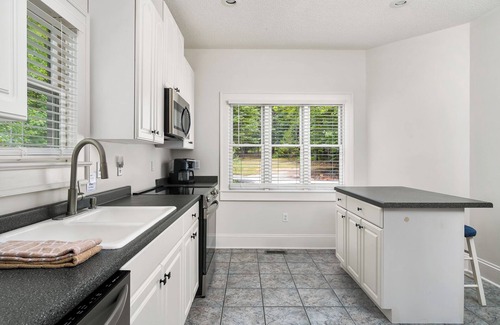 Six Mile Casa | Comfortable Lake Keowee Retreat for Families, Dogs and Football Fans