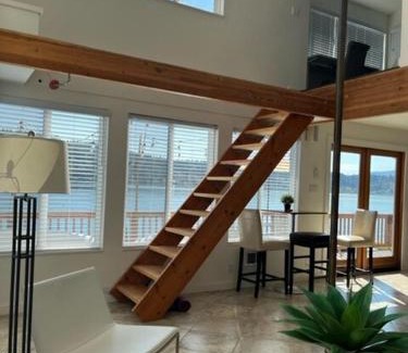 Viewpoint Casa | Lakefront retreat close to Microsoft and Bellevue