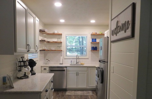 Gumlog Casa | LAKEFRONT Retreat! Escape To Lake Hartwell in this lakeside cottage!