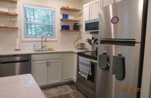 Gumlog Casa | LAKEFRONT Retreat! Escape To Lake Hartwell in this lakeside cottage!