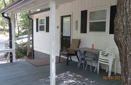 Gumlog Casa | LAKEFRONT Retreat! Escape To Lake Hartwell in this lakeside cottage!