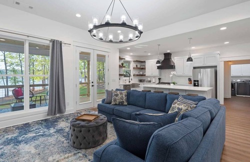 Eatonton Casa | Lakefront Retreat/Fully Loaded/2 King Suites/Coffee Bar