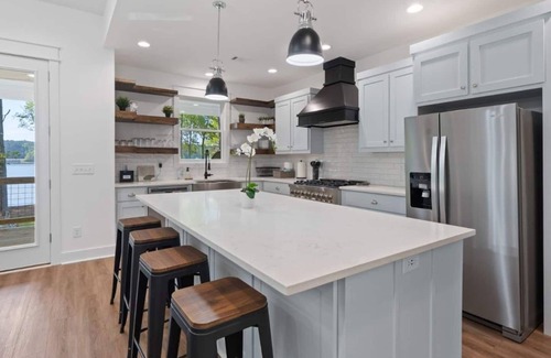 Eatonton Casa | Lakefront Retreat/Fully Loaded/2 King Suites/Coffee Bar