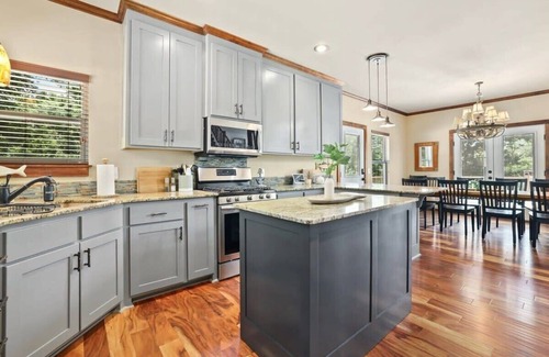 Springdale Casa | Springdale Lake Home | Perfect for Groups