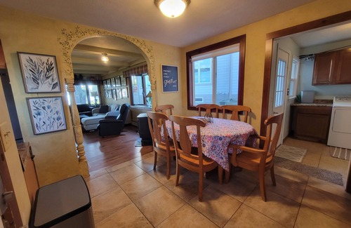 Union Casa | Lakefront retreat, hot tub, beach, pontoon, treehouse, 2 min walk to restaurants