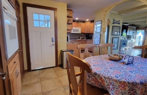 Union Casa | Lakefront retreat, hot tub, beach, pontoon, treehouse, 2 min walk to restaurants