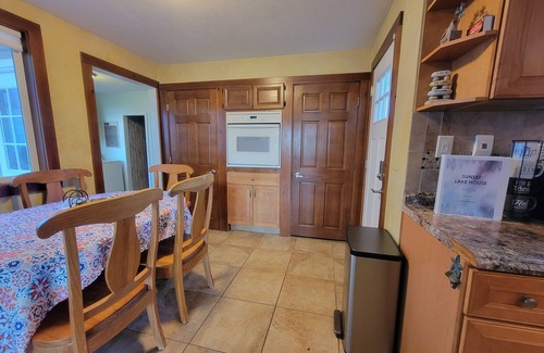 Union Casa | Lakefront retreat, hot tub, beach, pontoon, treehouse, 2 min walk to restaurants