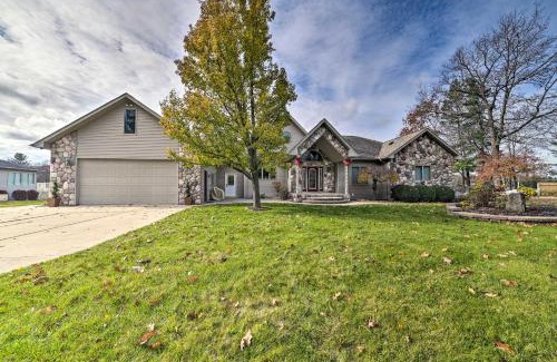 Gladwin Casa | Lakefront Retreat on 18 Acres with Hot Tub!