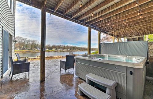 Gladwin Casa | Lakefront Retreat on 18 Acres with Hot Tub!